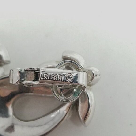 Vintage Crown Trifari Silver Tone Clip On Earrings Retro Eggplant Shape Abstract - Picture 4 of 6